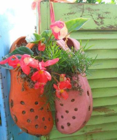 image ابتکار جالب ساخت گلدان های زیبا با کفش های قدیمی