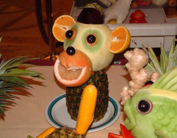 image تزیین میوه مهمانی بچه ها به شکل عروسک بامزه
