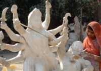 image رنگ آمیزی مجسمه ها در فستیوال ناوراتری در هند