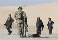 image سرباز آمریکایی در حال مین یابی در منطقه ای در قندهار افغانستان