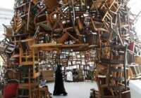image نمایش صندلی اثر یک هنرمند ژاپنی در ابوظبی امارات