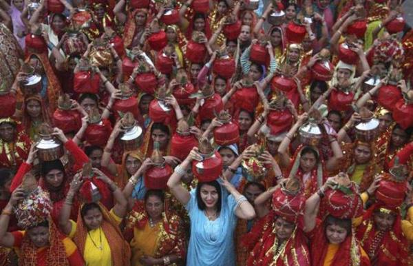 image حمل آب از سوی صدها زن هندی شرکت کننده در یک فستیوال آیینی