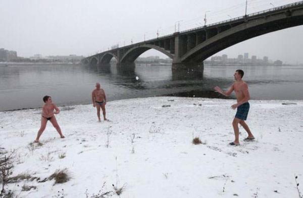 image برف بازی پدربزرگ پسر و نوه در سرمای یک درجه زیر صفر روسیه