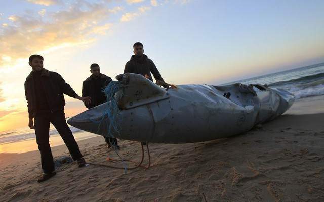 image بازی کودکان فلسطینی در غزه با بقایای یک تکه از هواپیمای اف ۱۶