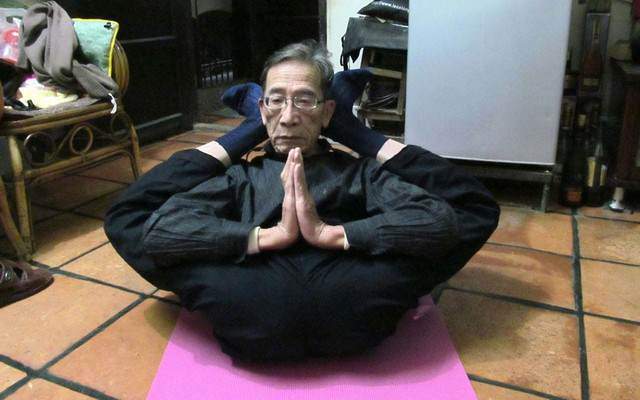 image انعطاف بدنی مرد ۹۱ ساله چینی