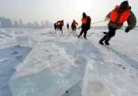 image جابجا کردن توده های یخی از روی دریاچه یخ زده چین