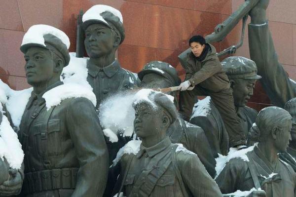 image پاک کردن برف از روی مجسمه های بنای یادبود در شهر پیونگ یانگ