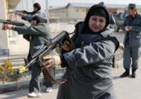 image زنان پلیس افغان مشغول انجام مانور در مزار شریف