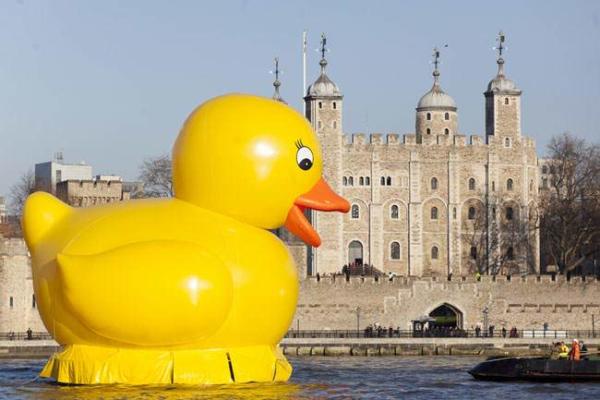 image ساخت تیزر تبلیغاتی یک اردک بزرگ پلاستیکی روی رود تایمز لندن