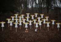 image ۲۷ فرشته کوچک چوبی در گرامی داشت یاد کودکان حادثه تیراندازی کانکتیکت امریکا