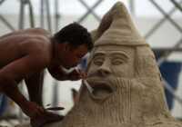 image درست کردن مجسمه های شنی در ساحل برزیل