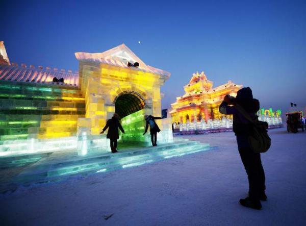 image جشنواره سازه های بزرگ برفی و یخی در هاربین چین