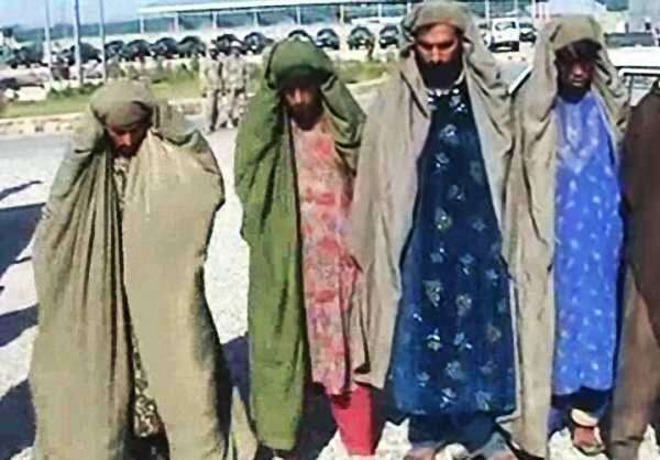 image عکس های طالبان در حال فرار با لباس زنانه