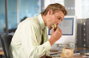 image عوارض خطرناک غذا خوردن پشت میز کار