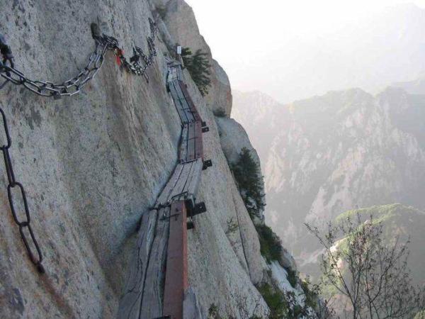 image گزارش تصویری مسیر پیاده رو هوشان در چین در خطرناک ترین دره دنیا