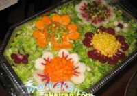 image تزیین سالاد کاهو به شکل گل با هویج و ذرت