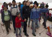 image سفیر صلح سازمان ملل آنجلینا جولی در کنار کودکان پناهنده سوری