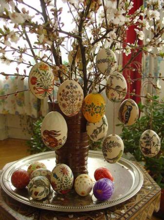 image ساخت درخت تزیینی با تخم مرغ های رنگی هفت سین