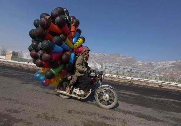 image یک بادکنک فروش در کابل افغانستان