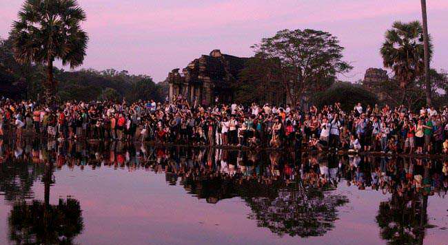 image تجمع توریست ها برای مشاهده عکس در معبد کامبوج