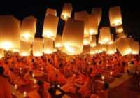 image راهبان بودایی تایلند در حال فرستادن بالن های کاغذی به هوا