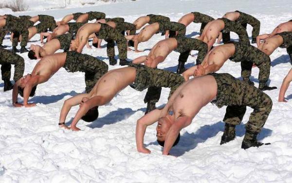 image تمرینات بدنی نیروهای ویژه ارتش کره جنوبی در برف و یخ