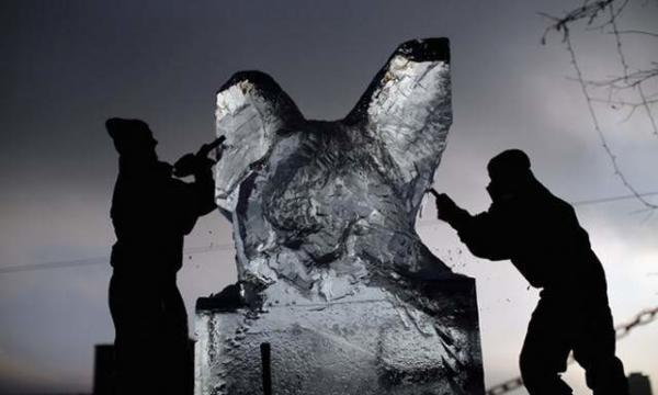 image ساخت مجسمه از یخ در فستیوال برف و یخ در لندن