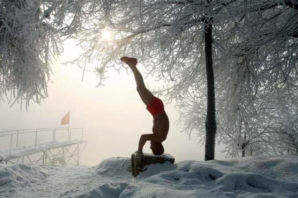 image تمرینات بدنی معلم بازنشسته ۷۷ ساله چینی در سرمای زمستان