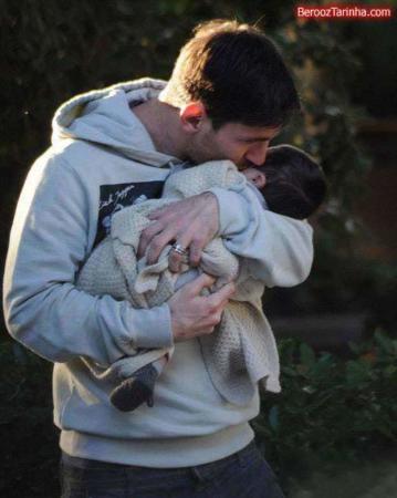 image تصاویر زیبای مسی فوتبالیست معروف همراه همسر و فرزندش