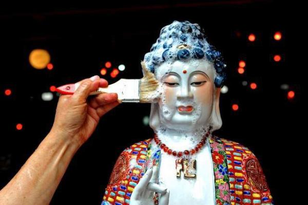 image شستشوی مجسمه بودا به مناسبت جشن سال نو چینی