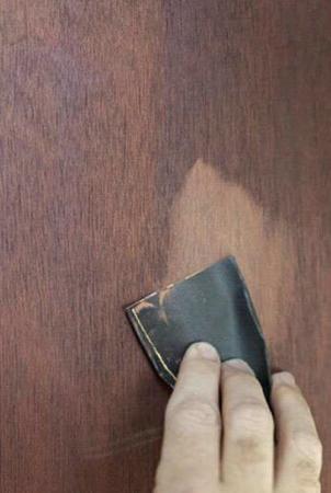 image آموزش تصویری رنگ و براق کردن درهای چوبی در خانه