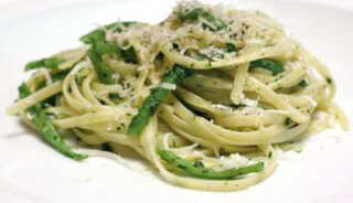 image آموزش طرز تهیه عصرانه مناسب اسپاگتی سبز با قارچ و اسفناج