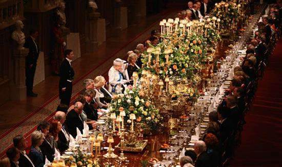 image لبخند ملکه انگلستان سر میز شام سلطنتی