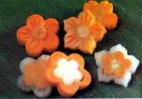 image ساخت گل های هویجی تربی برای تزیین سالاد