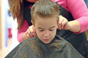 image چه کنیم بچه از کوتاه کردن مو نترسد