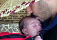 image عکسی زیبا از محبت کامبیز دیبا به فرزندش