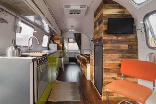 image طراحی داخلی اتوبوس به صورت خانه مسکونی