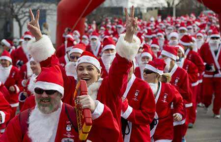 image مسابقه دو بابانوئل ها شهر همیلتون کانادا