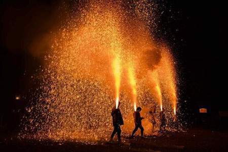 image آتش بازی زیبای جشن سال نو چینی معبدی در ژاپن