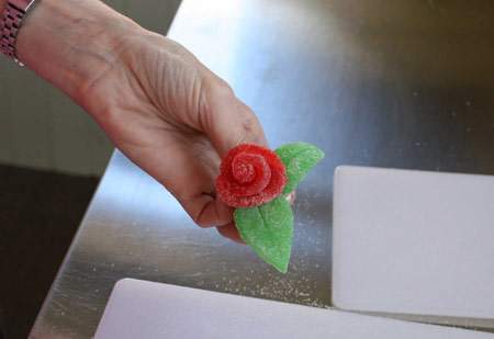 image آموزش مرحله ای ساخت گل های خوراکی رنگی برای شیرینی