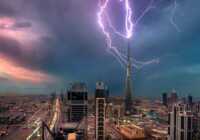 image عکس دیدینی برخورد رعد و برق به برج خلیفه دوبی