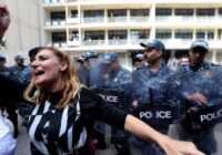 image زن معترض در مقابل سازمان مرکزی بازرسی لبنان بیروت