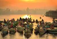 image بازار زیبای شناور روی قایق هنگام غروب اندونزی