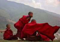 image تصویر زیبای سه راهب نوجوان در حال استراحت در بوتان