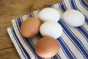image تخم مرغ تازه قبل از مصرف را باید شست یا خیر
