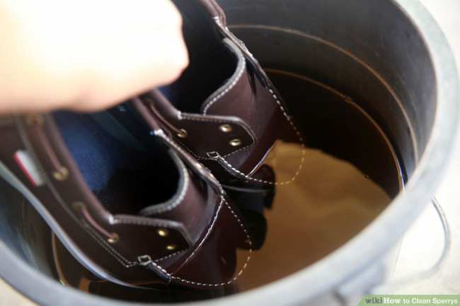 image آموزش تصویری پاک کردن و شستن کفش های کالج چرم مردانه