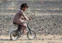 image عکس دوچرخه سواری کودک پابرهنه یمنی شهر مارب