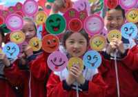 image عکس بچه مدرسه ای های چینی در استقبال روز جهانی لبخند
