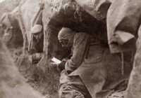 image عکس سربازان جنگ جهانی اول در سنگر هنگام نوشتن نامه
