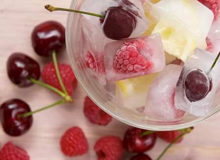 image چطور یخ های زیبا با طرح گل و میوه داخل آن درست کنیم
